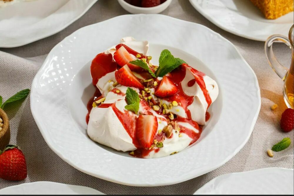 dessert "Pavlova" 