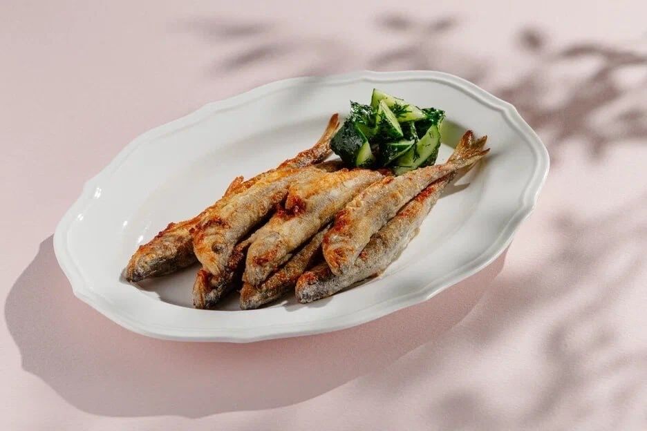 Smelt fried with cucumbers