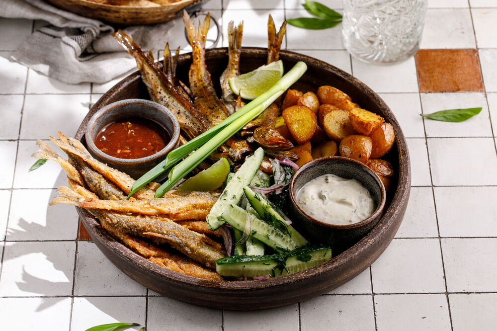 Ассорти из жареной и копченой корюшки 