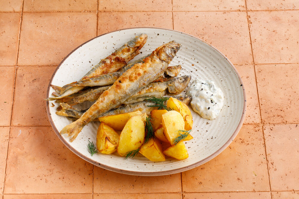 Fried smelt with potatoes and tartar sauce
