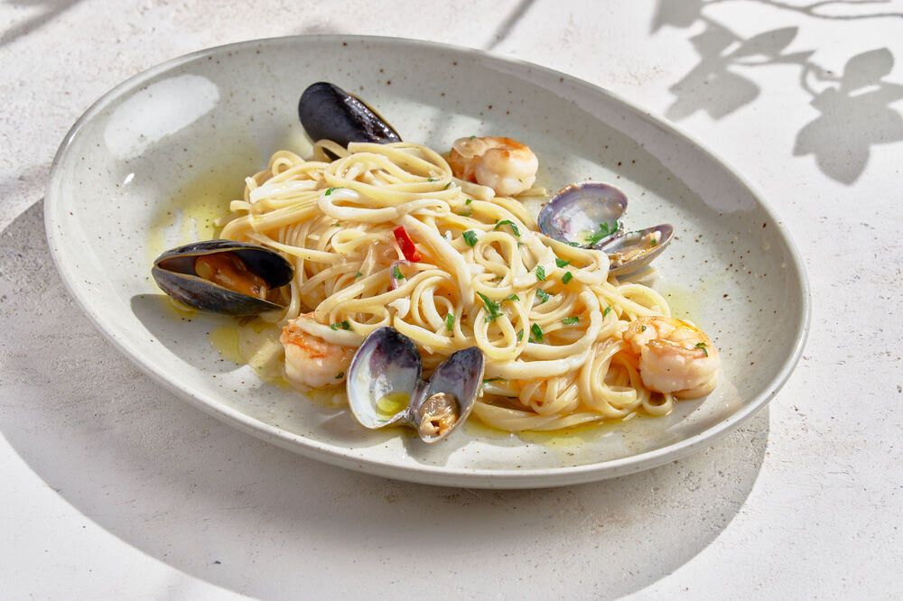 Pasta Linguine with clams, squid and shrimps