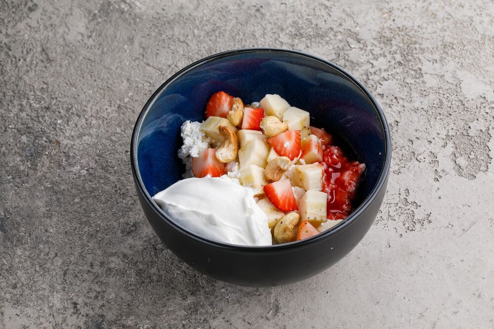Cottage cheese with fruits and sour cream
