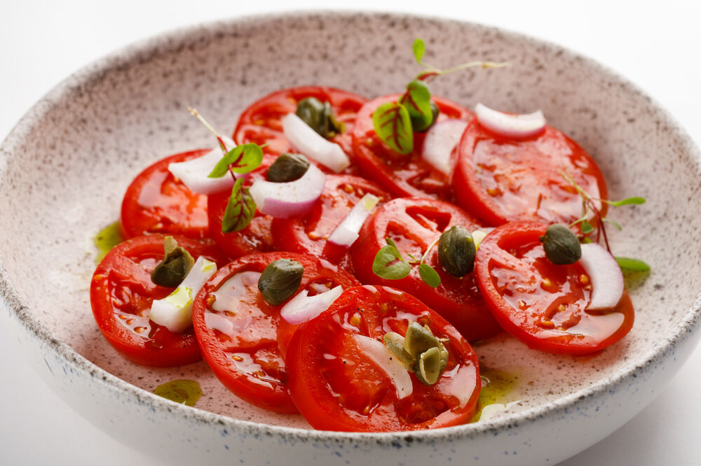 Carpaccio of tomatoes with Yalta onions