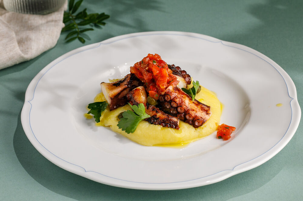 Octopus with salsa of baked peppers and tomatoes
