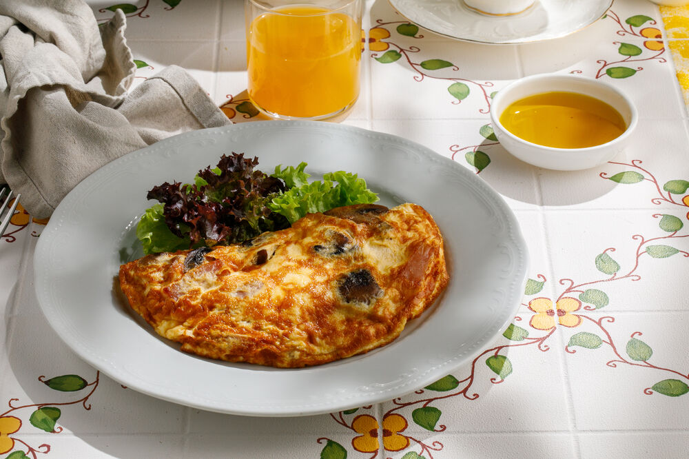 Омлет с ветчиной и грибами
