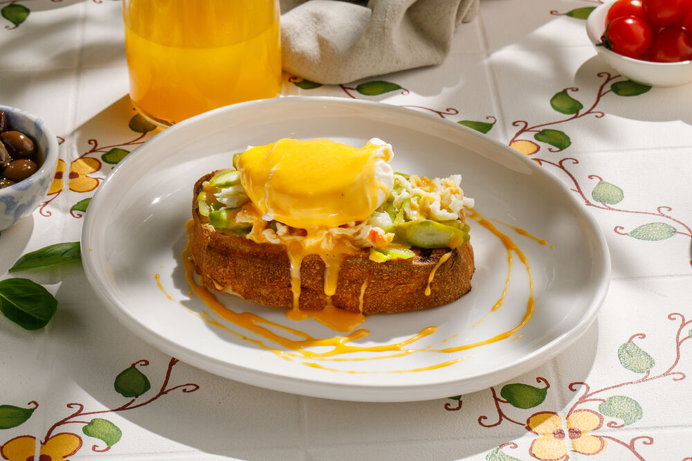 Egg benedict with crab and asparagus