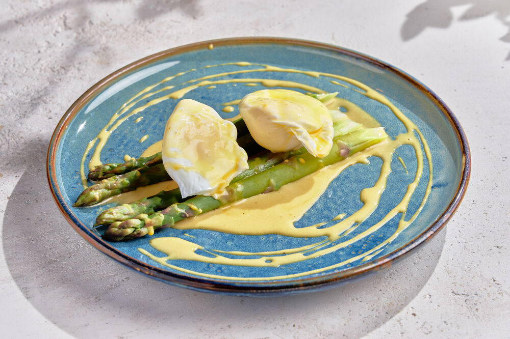  Asparagus with poached egg and truffle sauce