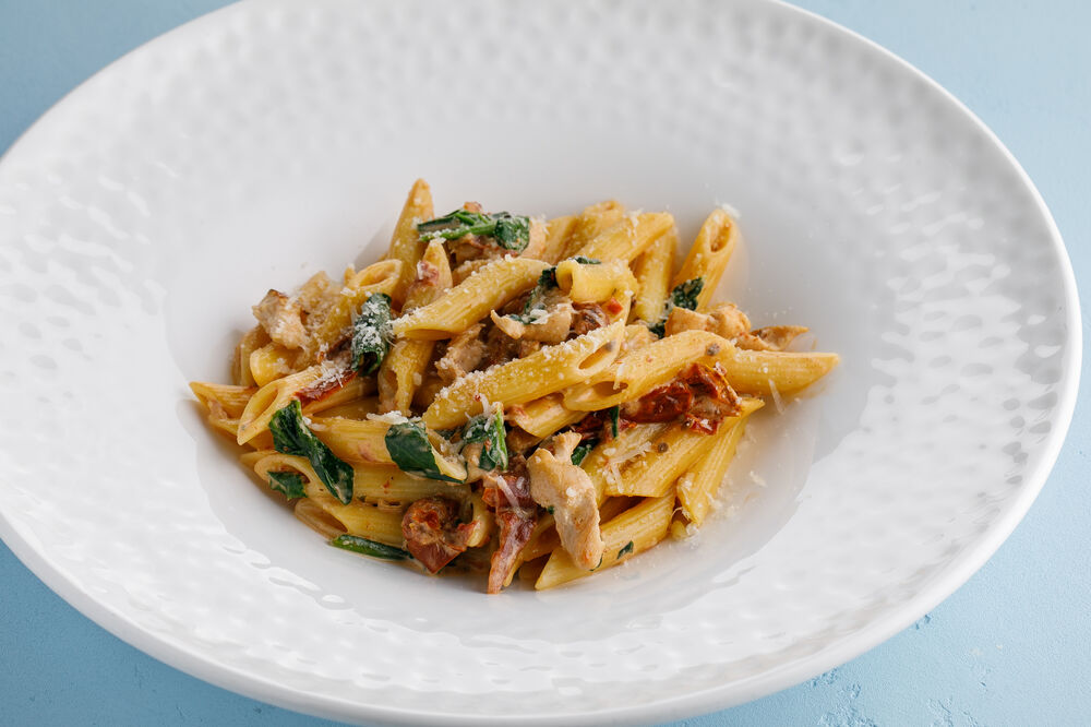 Penne with chicken and sun-dried tomatoes
