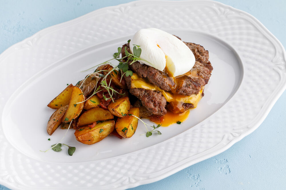Beefsteak with egg and fried potatoes