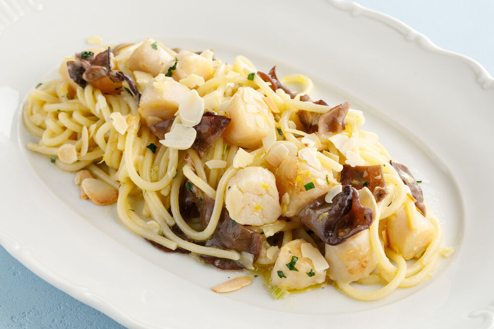 Pasta with scallops and almonds