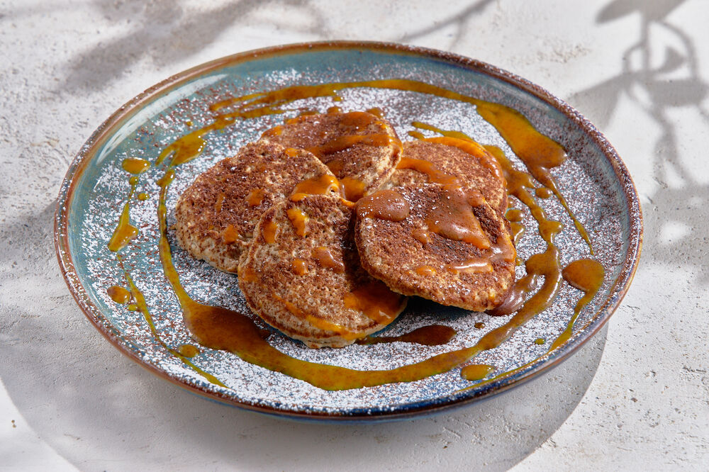 Oatmeal pancakes with banana cream and mango sauce