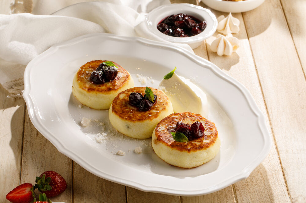 Cheesecakes with sour cream and cherry jam