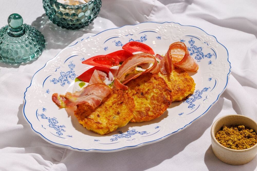 Драники с беконом, томатами и пряным соусом