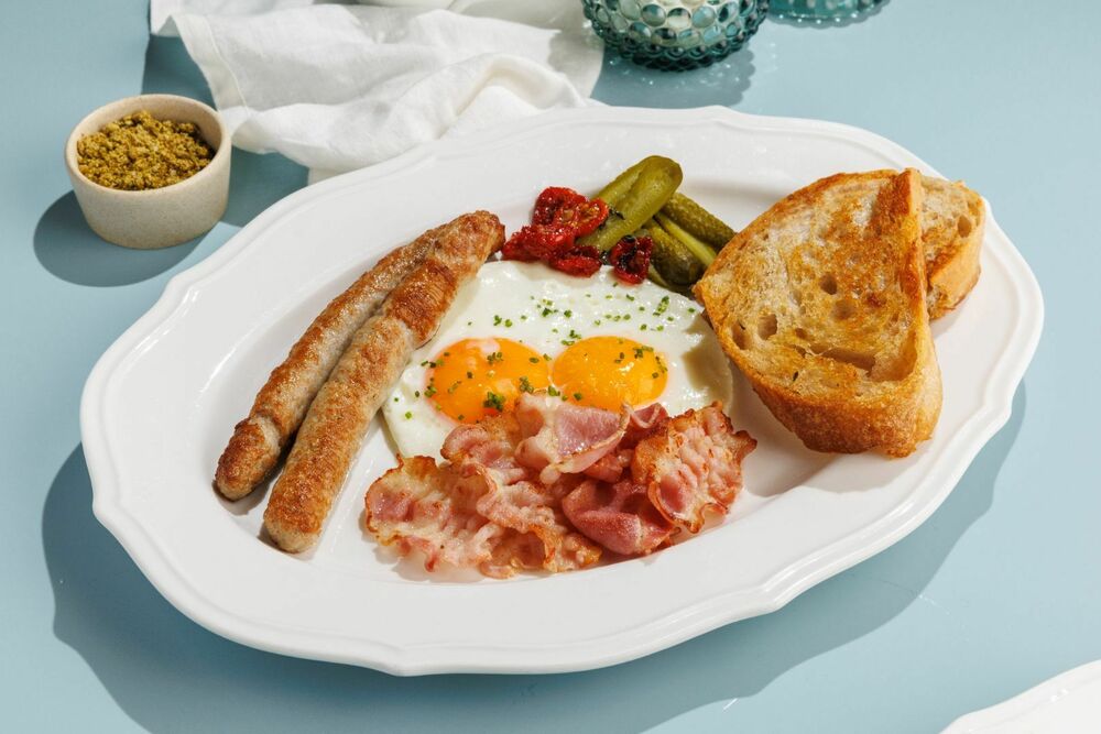 Глазунья с колбасками и беконом