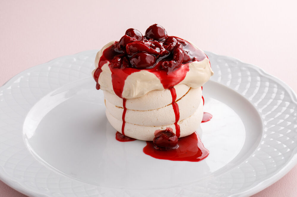 Meringue "boiled condensed milk" with cherries