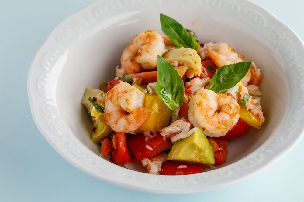 Vegetable salad with crab and shrimp