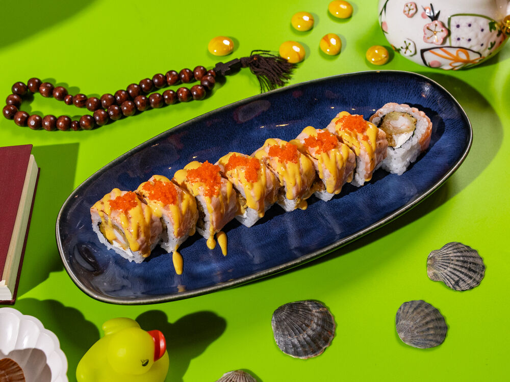 Roll with seared salmon and citrus sauce