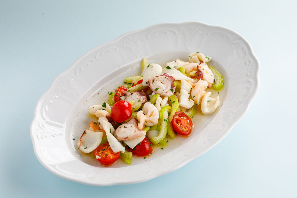 Теплый салат с морепродуктами, сельдереем и черри
