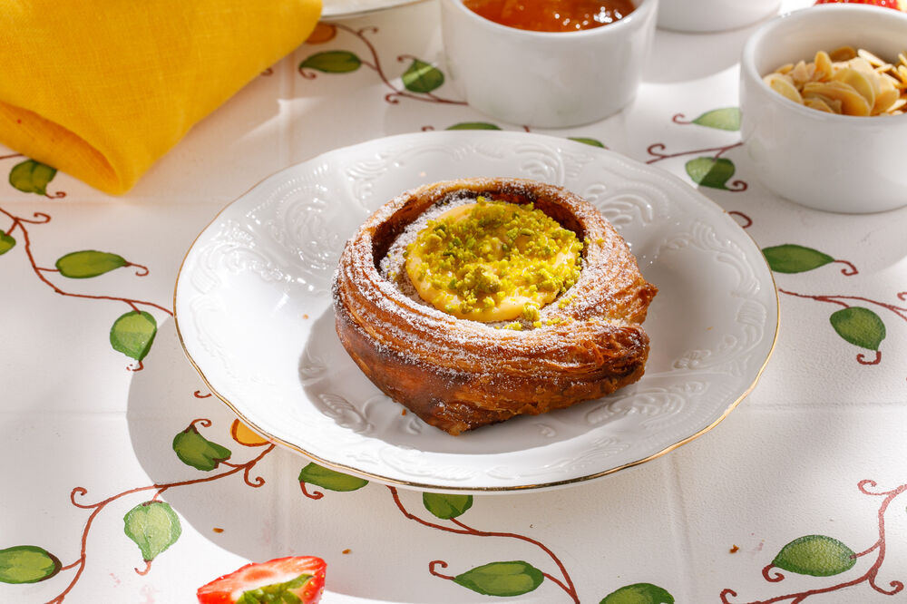  Snail with pistachios and custard