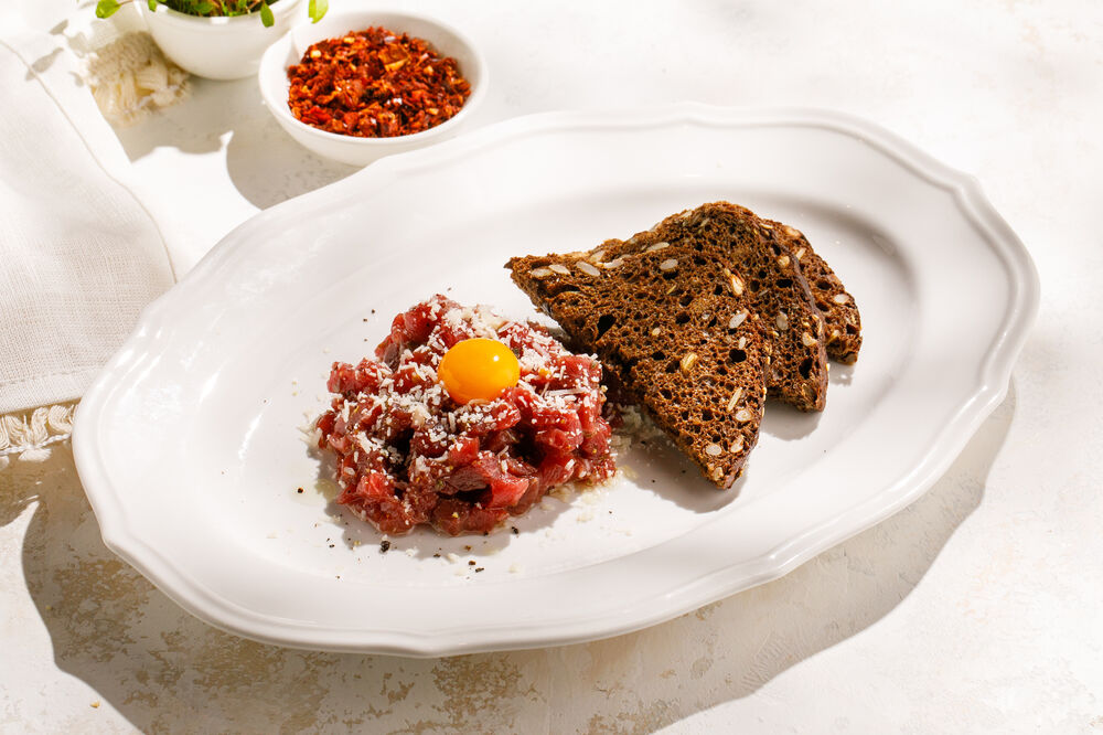 Beef tartare with bourget toast