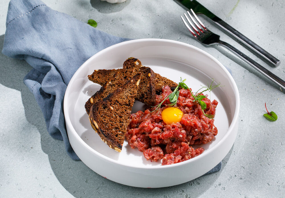 Beef tartare with bourget toast