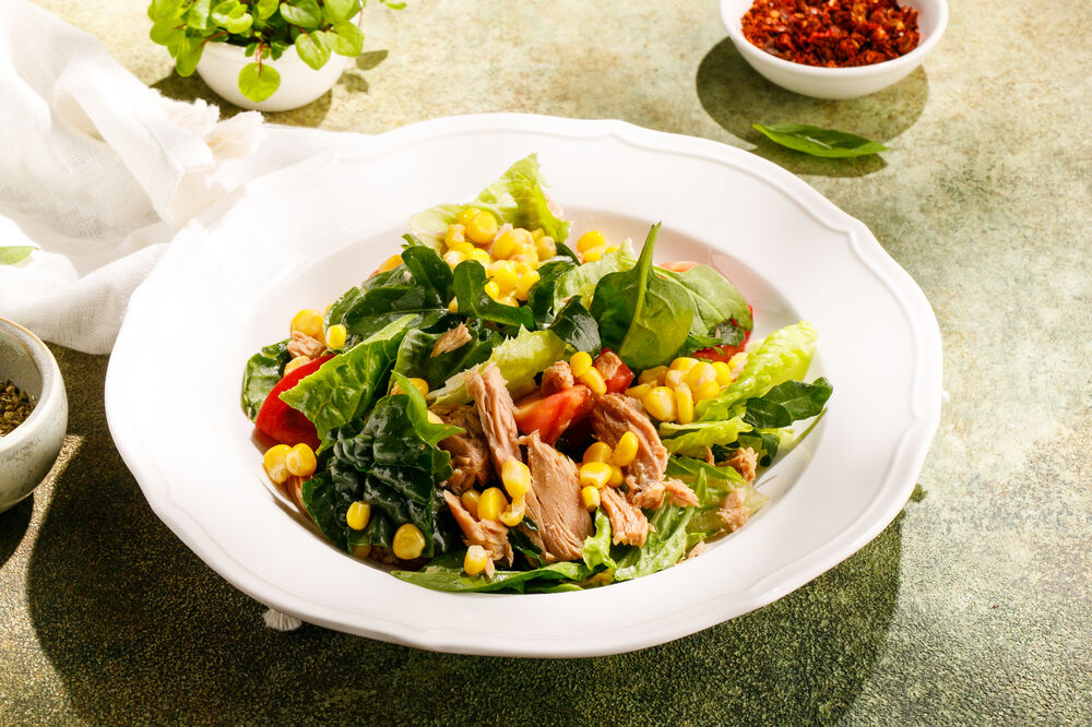 Salad with tuna and corn