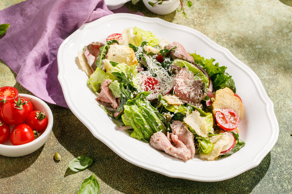 Salad with roast beef