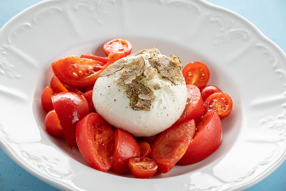 Burrata with tomatoes and truffle oil