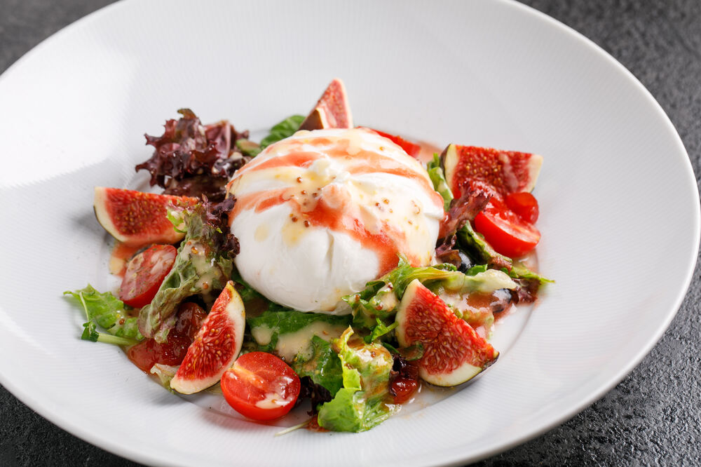 Salad with burrata and  figs