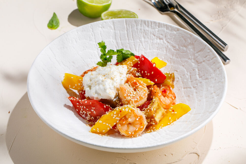 Салат с креветками и свежим манго