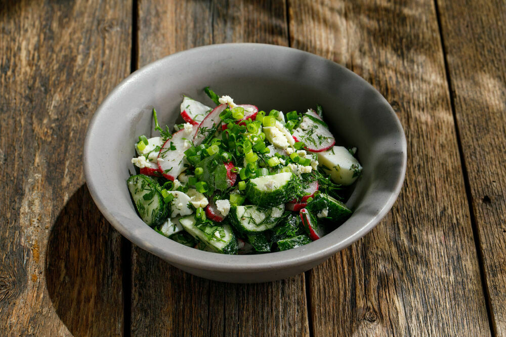 Салат по-деревенски с редисом