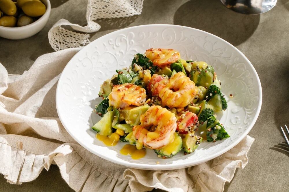 Salad with shrimp, quinoa and avocado