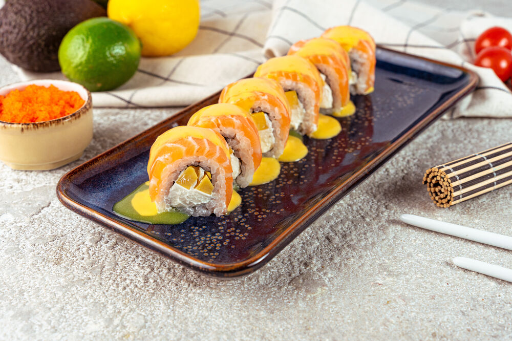  Creamy roll with salmon and mango