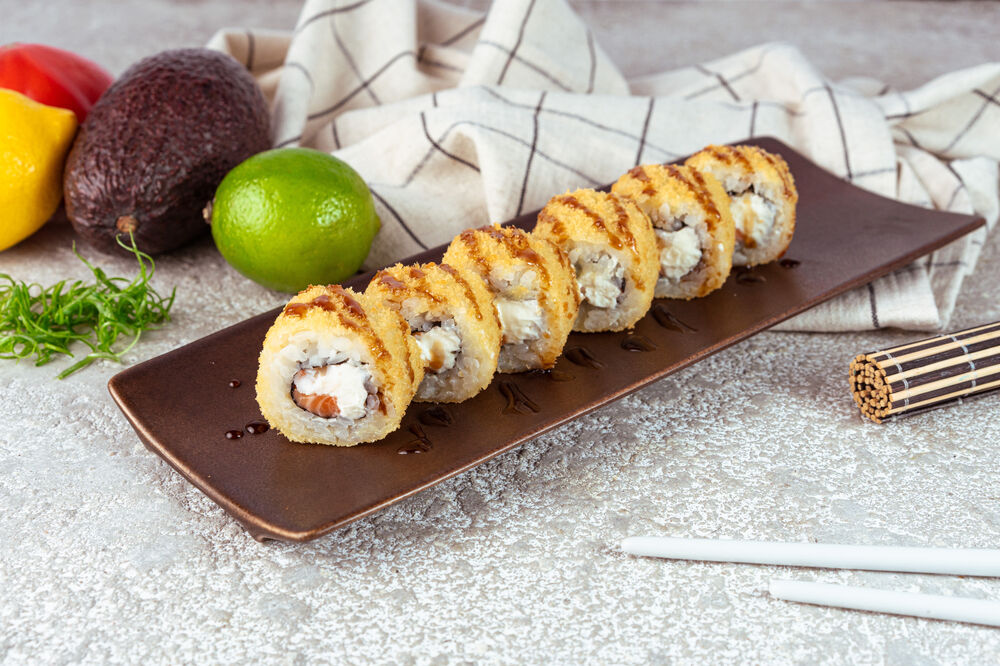  Roll with salmon and shrimp tempura