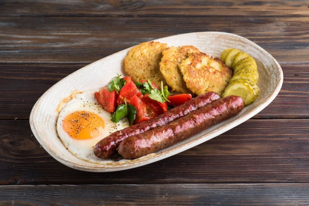 Fried eggs with sausages and potato pancakes