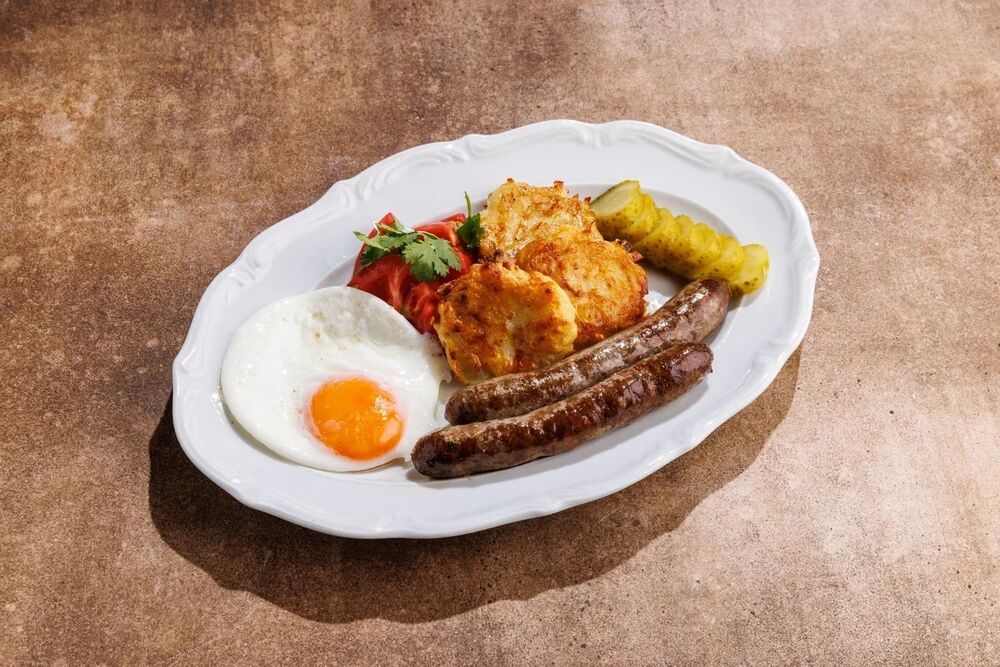 Глазунья с колбасками и драниками