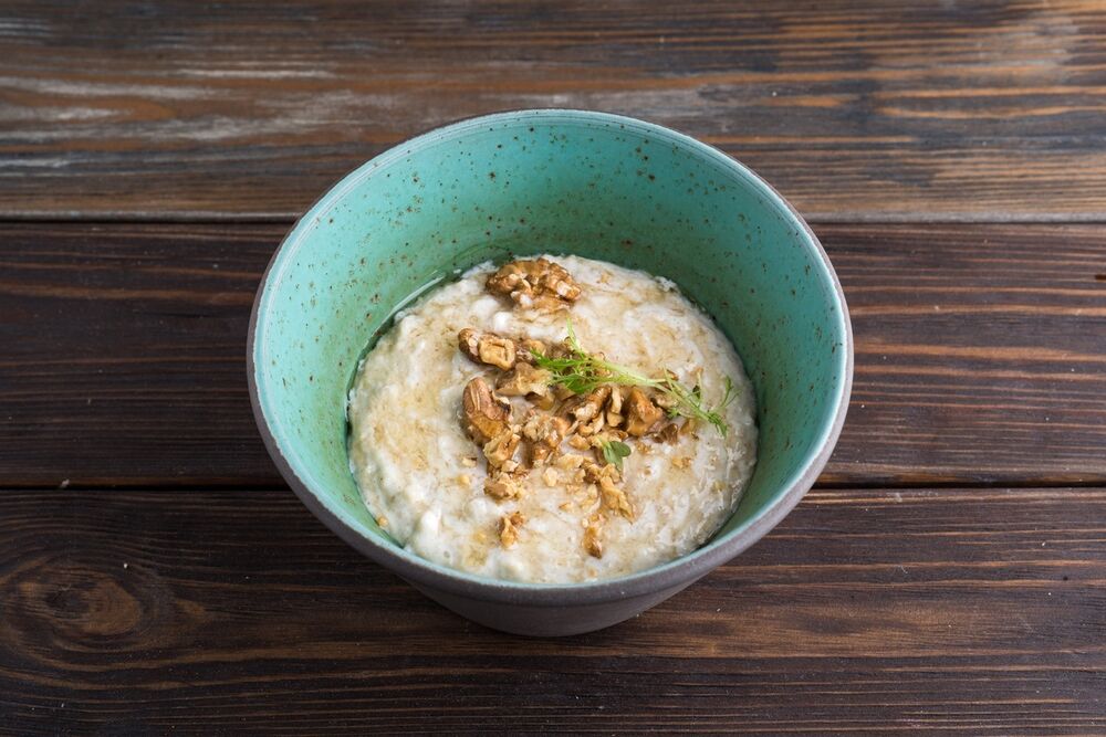  Oatmeal with nuts and honey