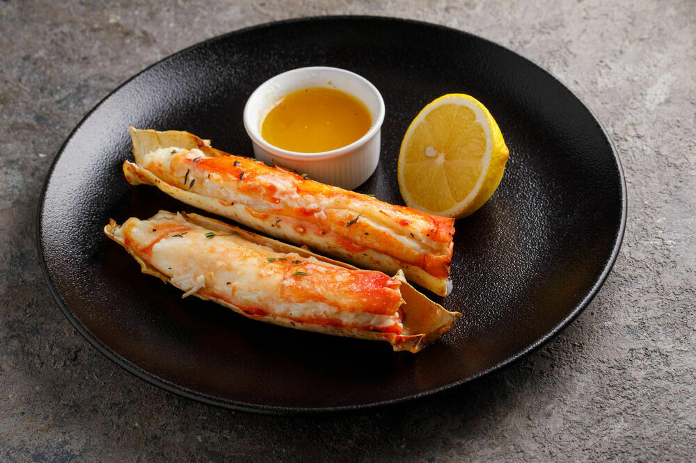 Baked crab phalanges with sauce (2 pcs)