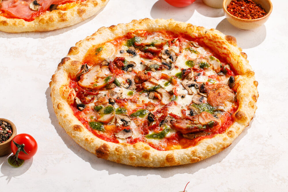 Pizza with chicken, mushrooms and Pesto