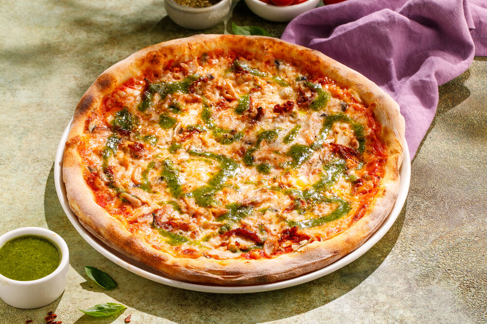 Pizza with chicken, mushrooms and Pesto