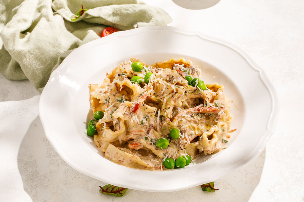 Pasta with stewed cheeks and green peas