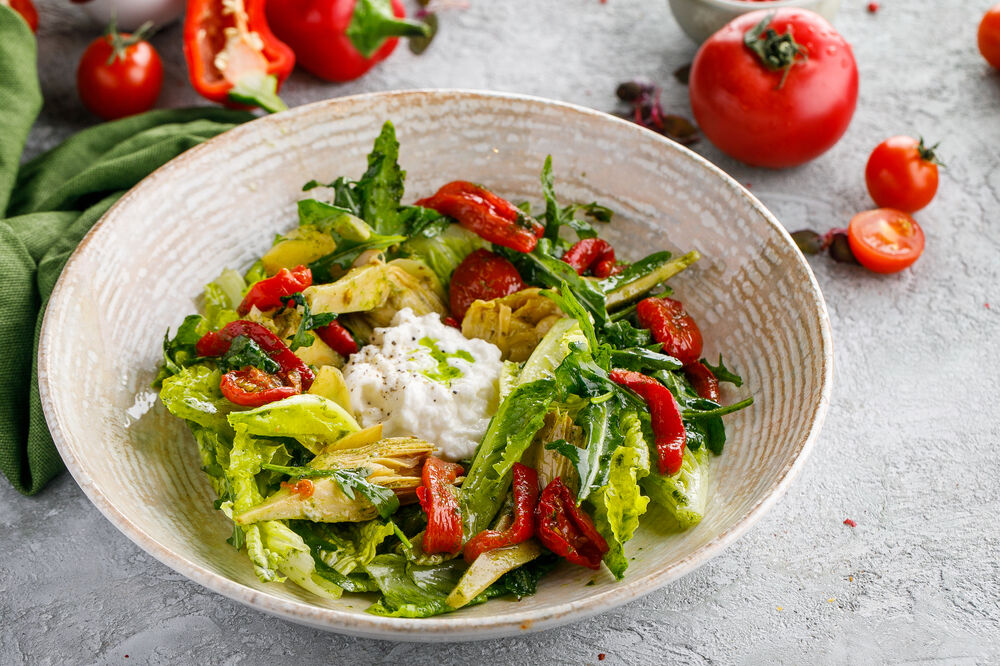 Salad with artichokes and stracciatella