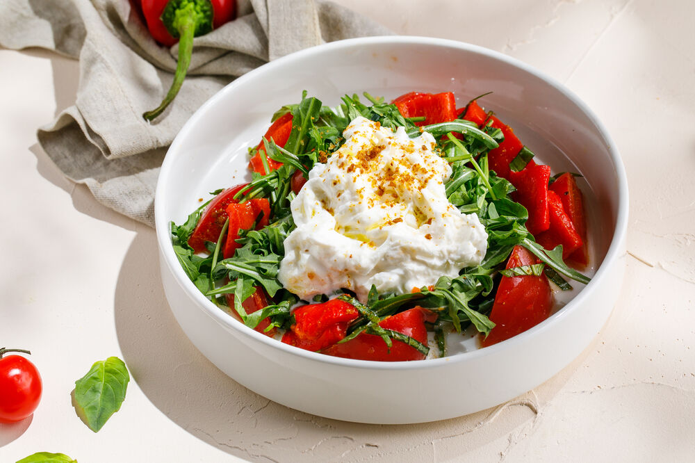 Salad with tomatoes and arugula