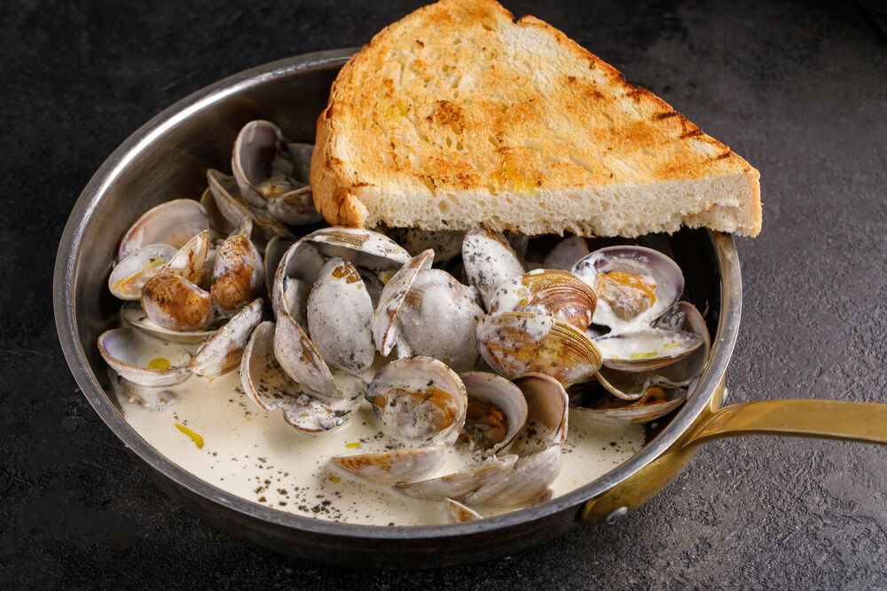 Saute with clams sauteed in white / red sauce