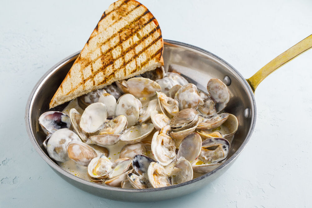 Saute with clams sauteed in white 