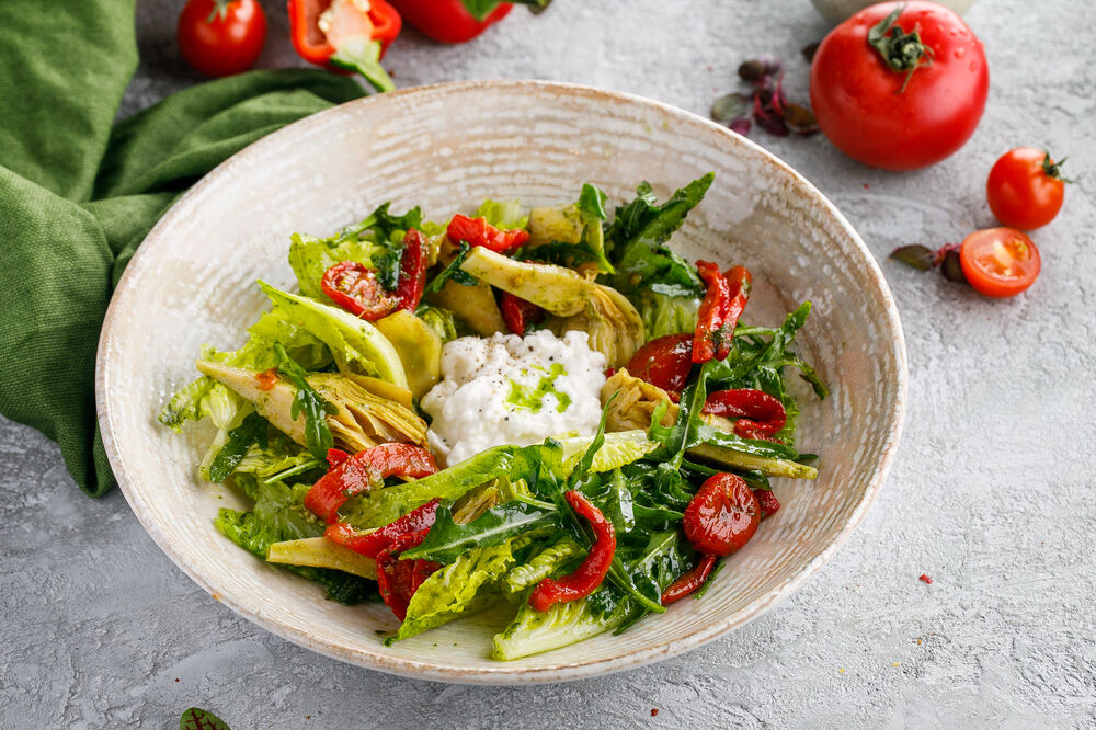 Salad with artichokes and stracciatella