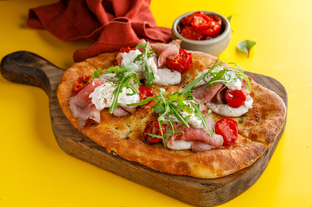 Spicy flatbread with roast beef, fresh cheese and truffle cream