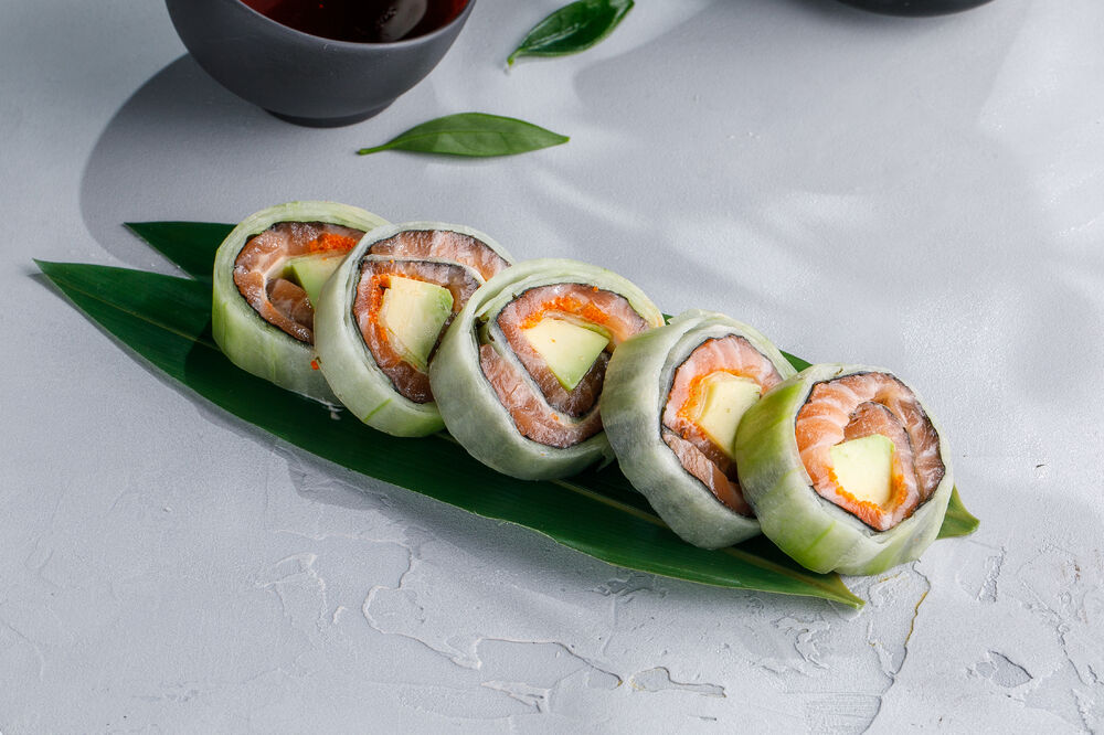 Fresh roll with salmon and tobiko