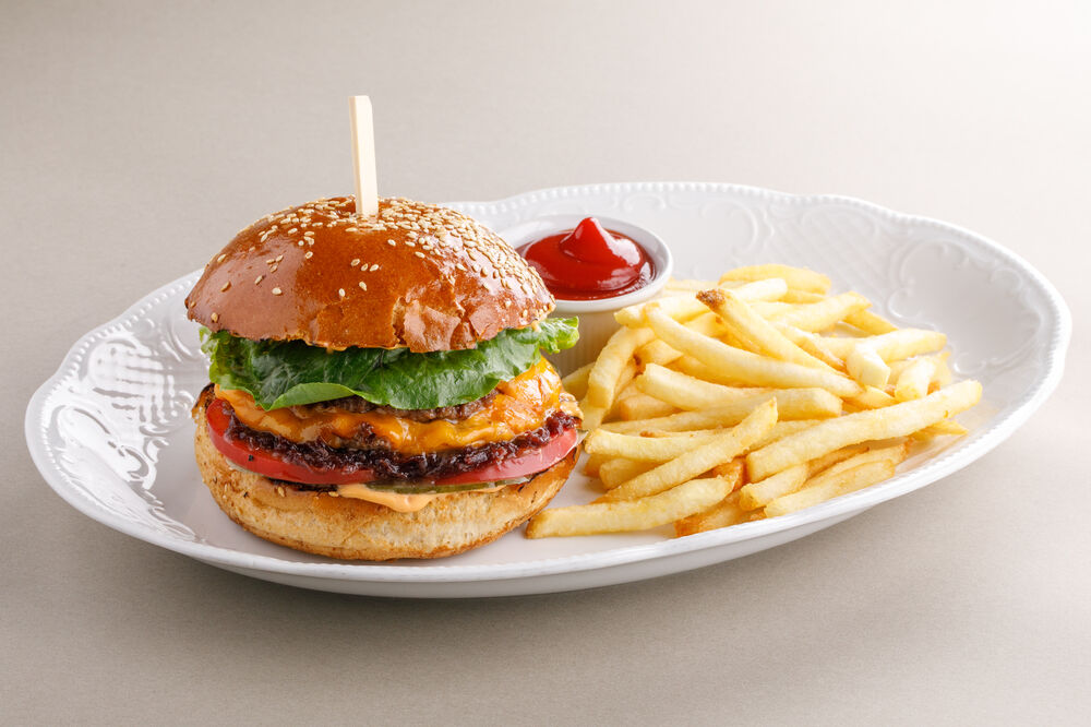 Смэш-бургер с сыром чеддер и карамельным луком