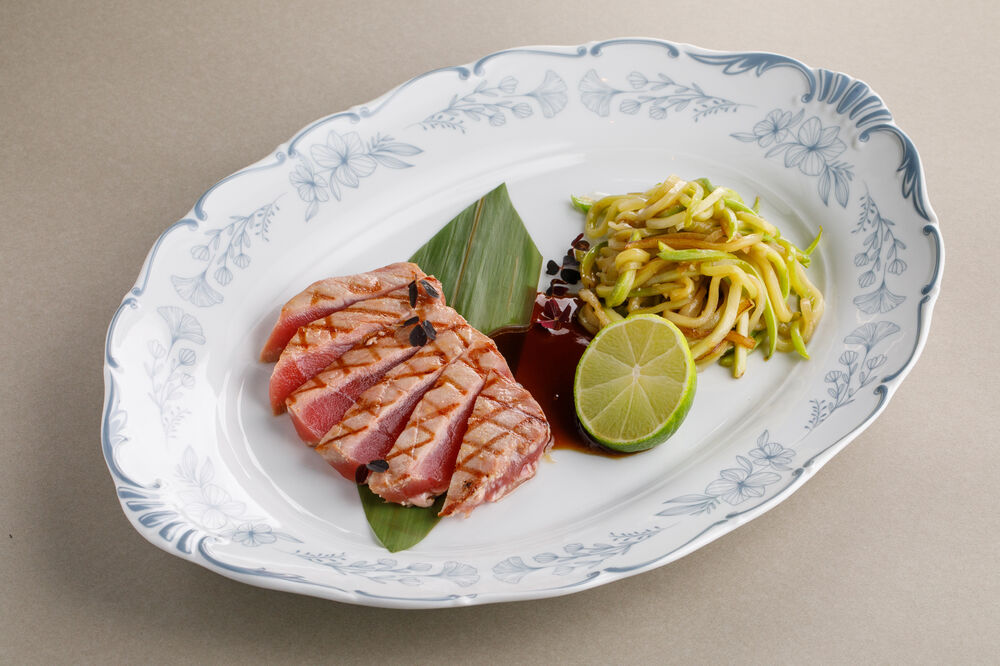 Tuna tagliata with zucchini
